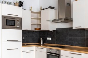 ثلاجة، ميكروويف، غسالة أطباق، محمصة خبز