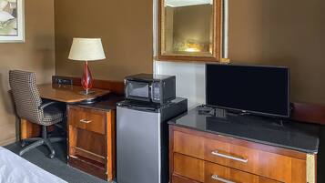 Room, 1 King Bed, Smoking | Room amenity