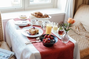 Dining - 2 Connecting Suites at a 5⭐️ Hotel (San Francisco)