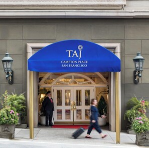 Front of property - 2 Connecting Suites at a 5⭐️ Hotel (San Francisco)