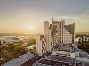 Un edifici alt amb un disseny modern, que destaca per una entrada ben visible i diversos pisos.