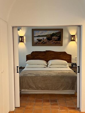 Oceanfront 1 Bedroom King | Coffres-forts dans les chambres, Wi-Fi gratuit, draps fournis