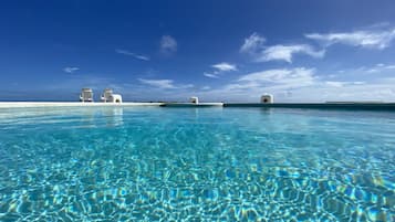 Piscine extérieure, chaises longues