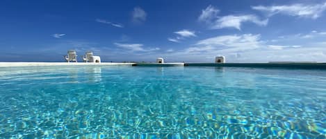 Piscine extérieure, chaises longues