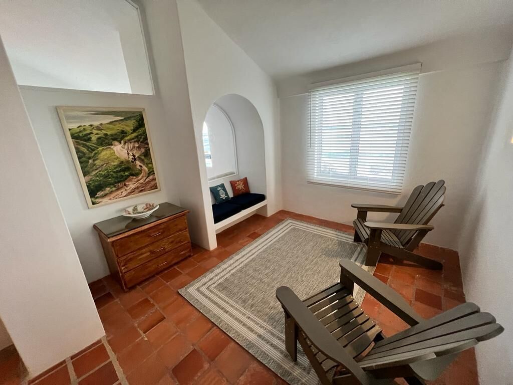 oceanfront 1 bedroom king | living area