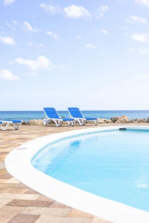 Piscine extérieure, chaises longues