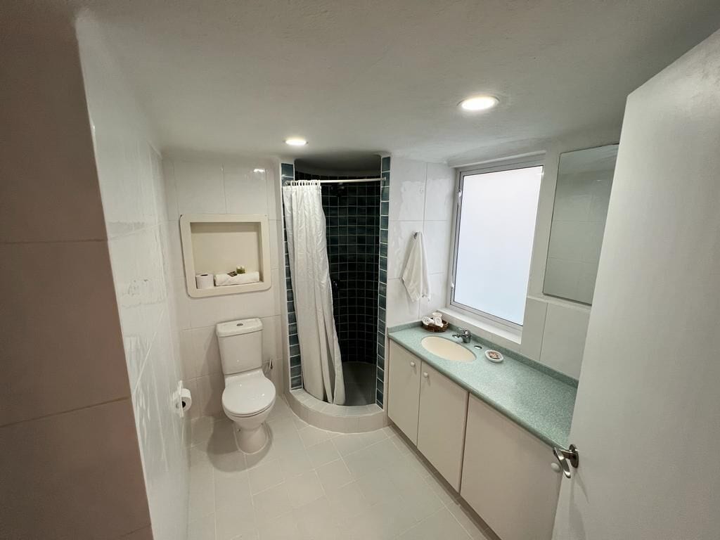 oceanfront 1 bedroom king | bathroom | shower, towels, soap, shampoo