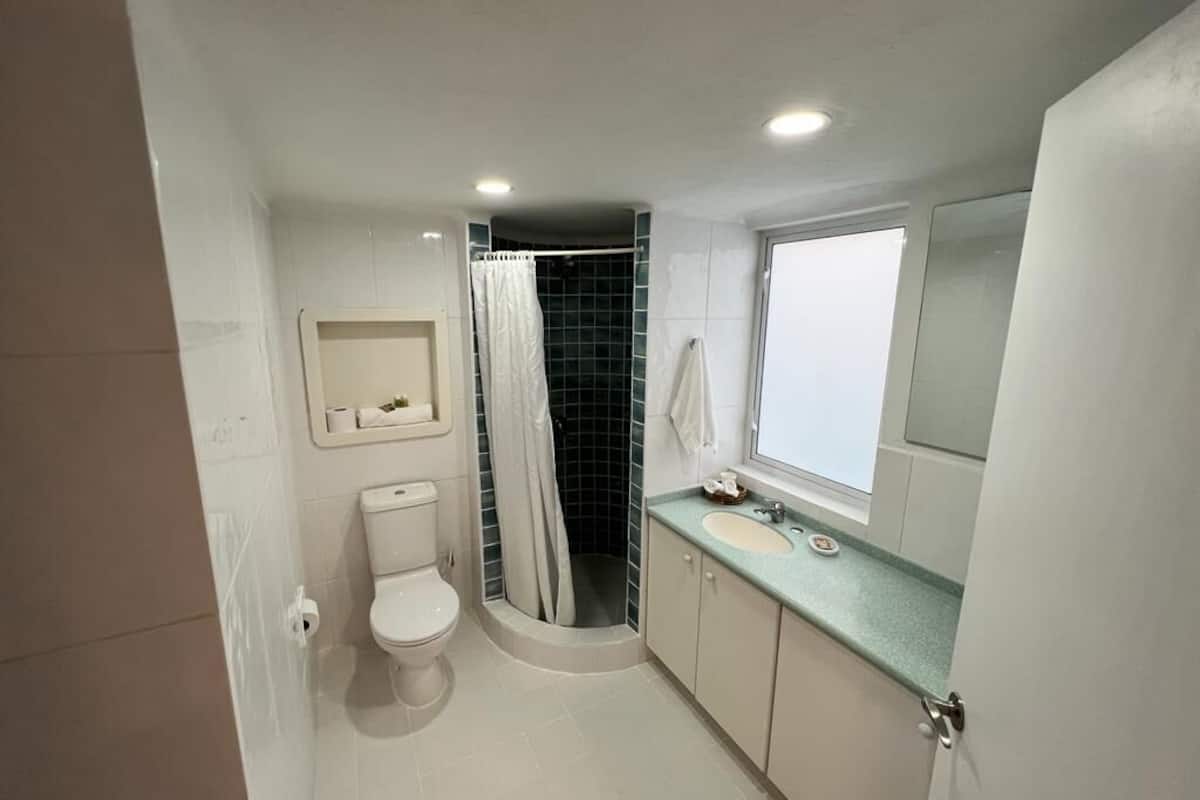 oceanfront 1 bedroom king | bathroom | shower, towels, soap, shampoo
