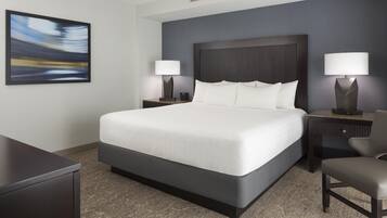 2 habitaciones, escritorio y tabla de planchar con plancha