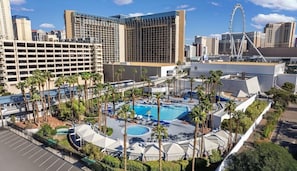 Pool - Suite + Connecting Room at a 4⭐️ Hotel (Las Vegas)