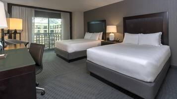 1 habitación, escritorio, tabla de planchar con plancha y cuna de viaje