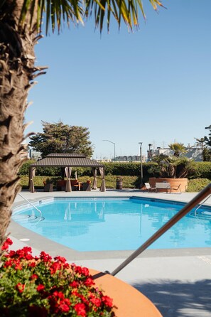 A heated pool - 2 Connecting Suites at a 4⭐️ Hotel (Burlingame)