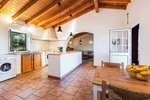 Kühlschrank, Ofen, Herdplatte, Wasserkocher mit Kaffee-/Teezubehör