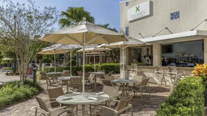 Outdoor dining - 2 Connecting Suites at a 4.5⭐️ Hotel (Orlando)