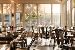 Dining - 2 Connecting Suites at a 4⭐️ Hotel (Lost Pines)