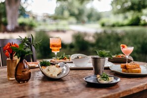 Outdoor dining - 2 Connecting Suites at a 4⭐️ Hotel (Lost Pines)