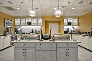 Fridge, microwave, stovetop, dishwasher - 2 Connecting Suites at a  Hotel (Wilmington)