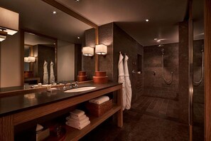 Hair dryer, towels - 2 Connecting Suites at a 5⭐️ Hotel (Washington)