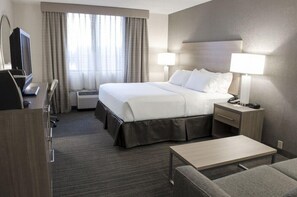 2 habitaciones, escritorio y tabla de planchar con plancha 