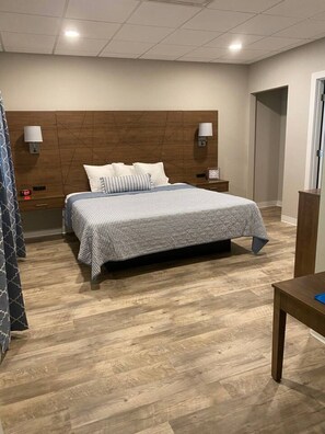 4 bedrooms, iron/ironing board, free WiFi, bed sheets - Alpine Lodge-Rome Away From Home-5min Sand Valley (Nekoosa)