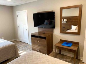 Tabla de planchar con plancha, wifi gratis y ropa de cama 