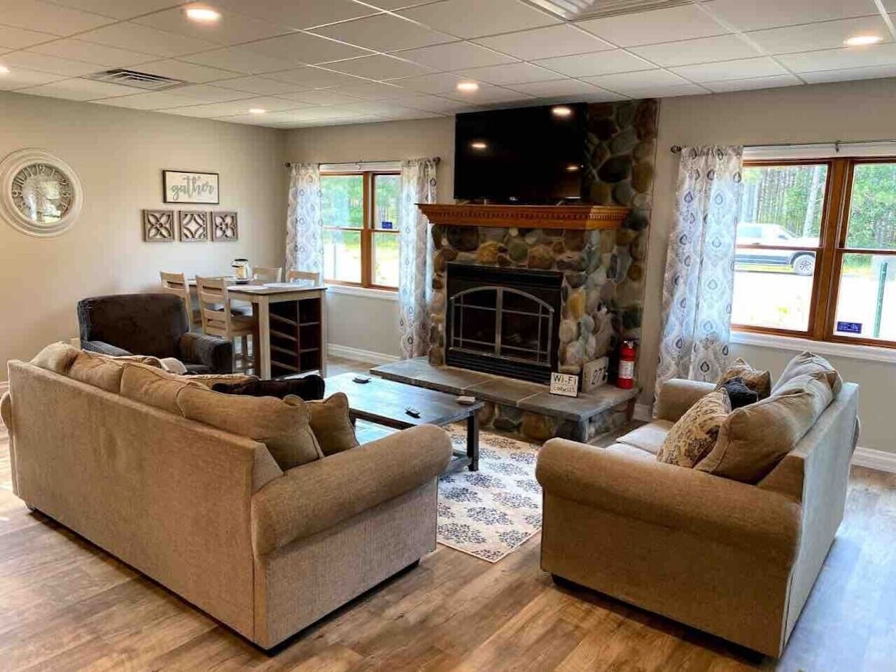 Smart TV, fireplace