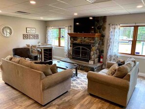 Smart TV, fireplace - Alpine Lodge-Rome Away From Home-5min Sand Valley (Nekoosa)