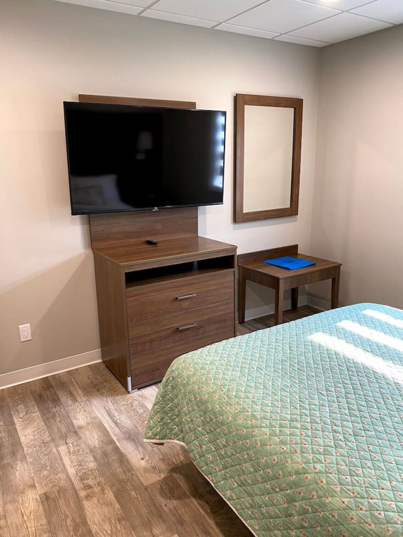 3 bedrooms, iron/ironing board, WiFi (free), bed sheets