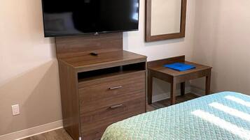 3 bedrooms, iron/ironing board, WiFi (free), bed sheets