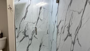 Ensemble douche/baignoire, sĂšche-cheveux, serviettes fournies, savon