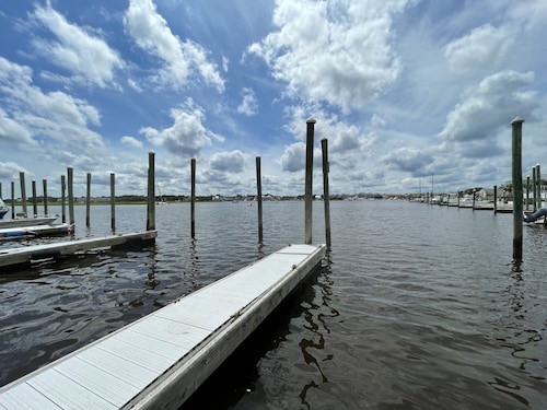 Carolina Family Tides: On the water, boat slip, steps from beach, and VIEWS!