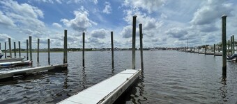 Carolina Family Tides: On the water, boat slip, steps from beach, and VIEWS!