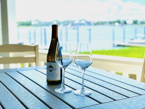 Outdoor dining - Carolina Family Tides: On the water, boat slip, steps from beach, and VIEWS! (Carolina Beach)