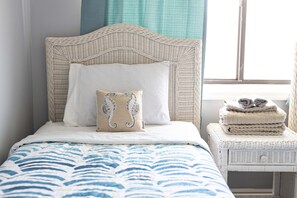 3 bedrooms, free WiFi, bed sheets - Carolina Family Tides: On the water, boat slip, steps from beach, and VIEWS! (Carolina Beach)