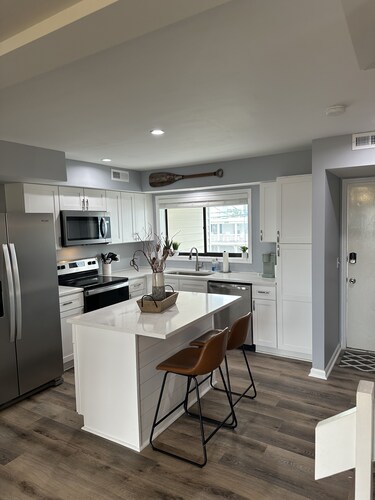 Carolina Family Tides: On the water, boat slip, steps from beach, and VIEWS!