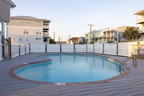 Outdoor pool - Carolina Family Tides: On the water, boat slip, steps from beach, and VIEWS! (Carolina Beach)