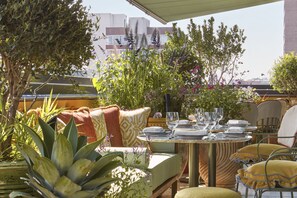 Breakfast, lunch, dinner served; Italian cuisine, al fresco dining - Broadwick Soho (London)