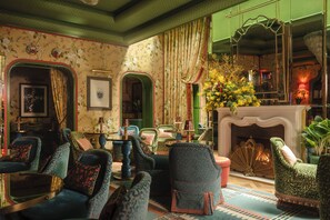 2 quầy bar/khu lounge, bar ở tầng thượng 