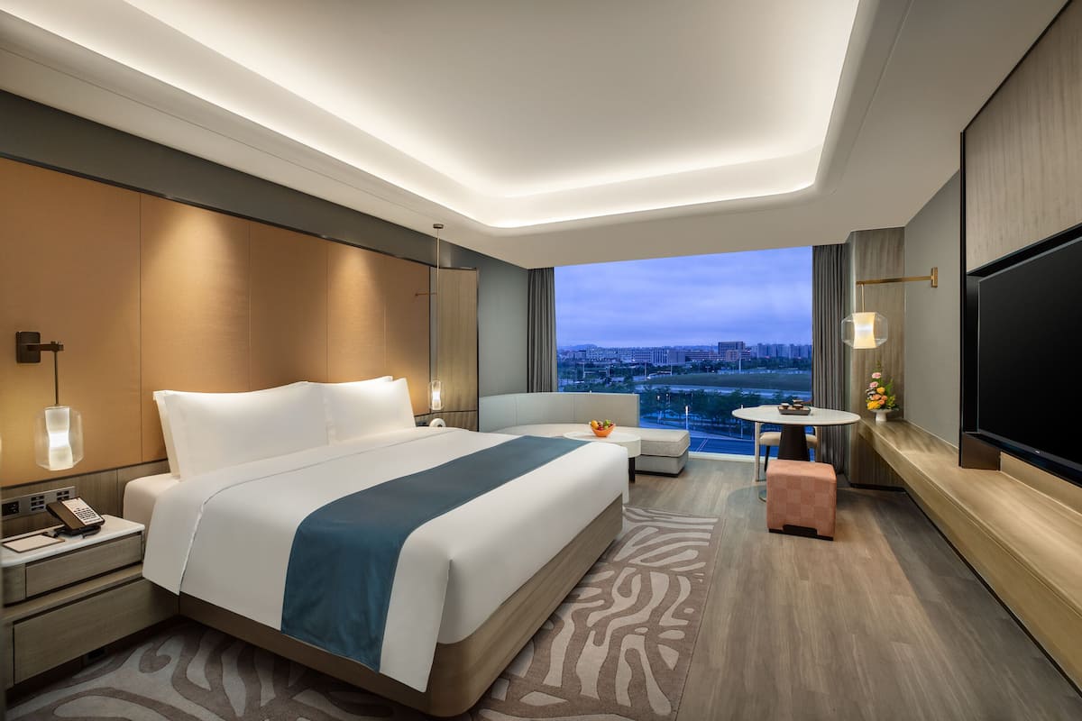 premium bedding, down duvets, free minibar, in-room safe