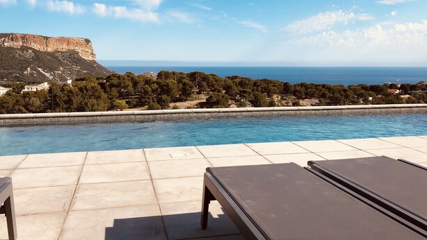 An infinity pool with a view of the sea and a mountain. - SILVESTRI HOUSE - La Bicoque - pool / sea view / parking (Cassis)