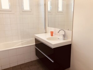 Bathtub, hair dryer, towels