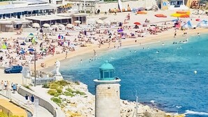 A coastal scene with a lighthouse, beach, and rocky shoreline. - SILVESTRI HOUSE - La Bicoque - pool / sea view / parking (Cassis)