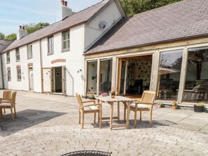 Cottage | Outdoor dining - Fron Goch Farm (Abergele)