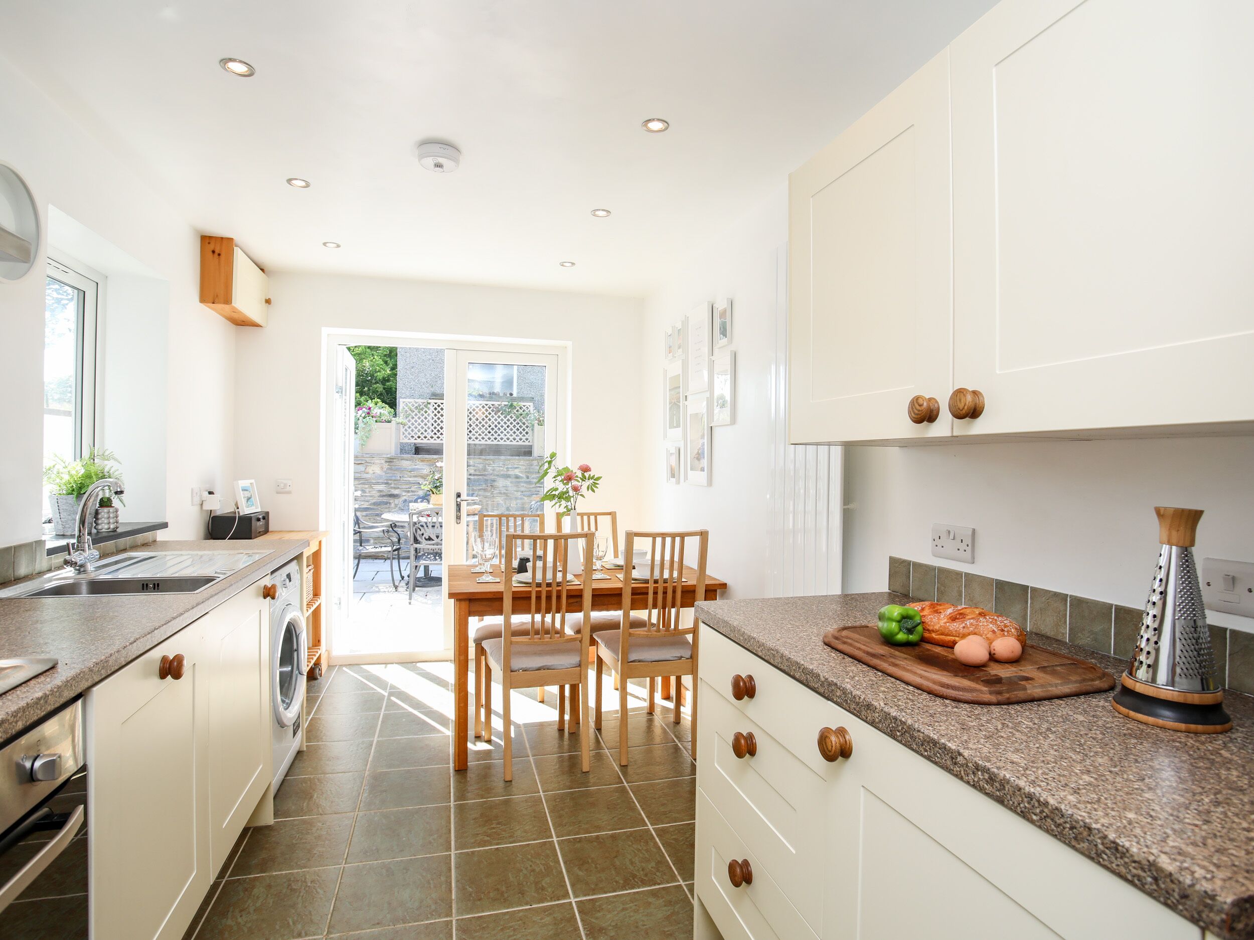 Cottage | Private kitchen | Fridge, dishwasher, electric kettle, toaster