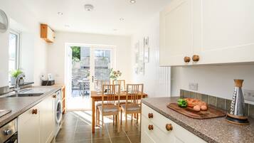 Cottage | Private kitchen | Fridge, dishwasher, electric kettle, toaster