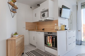Réfrigérateur, micro-ondes, four, plaque de cuisson