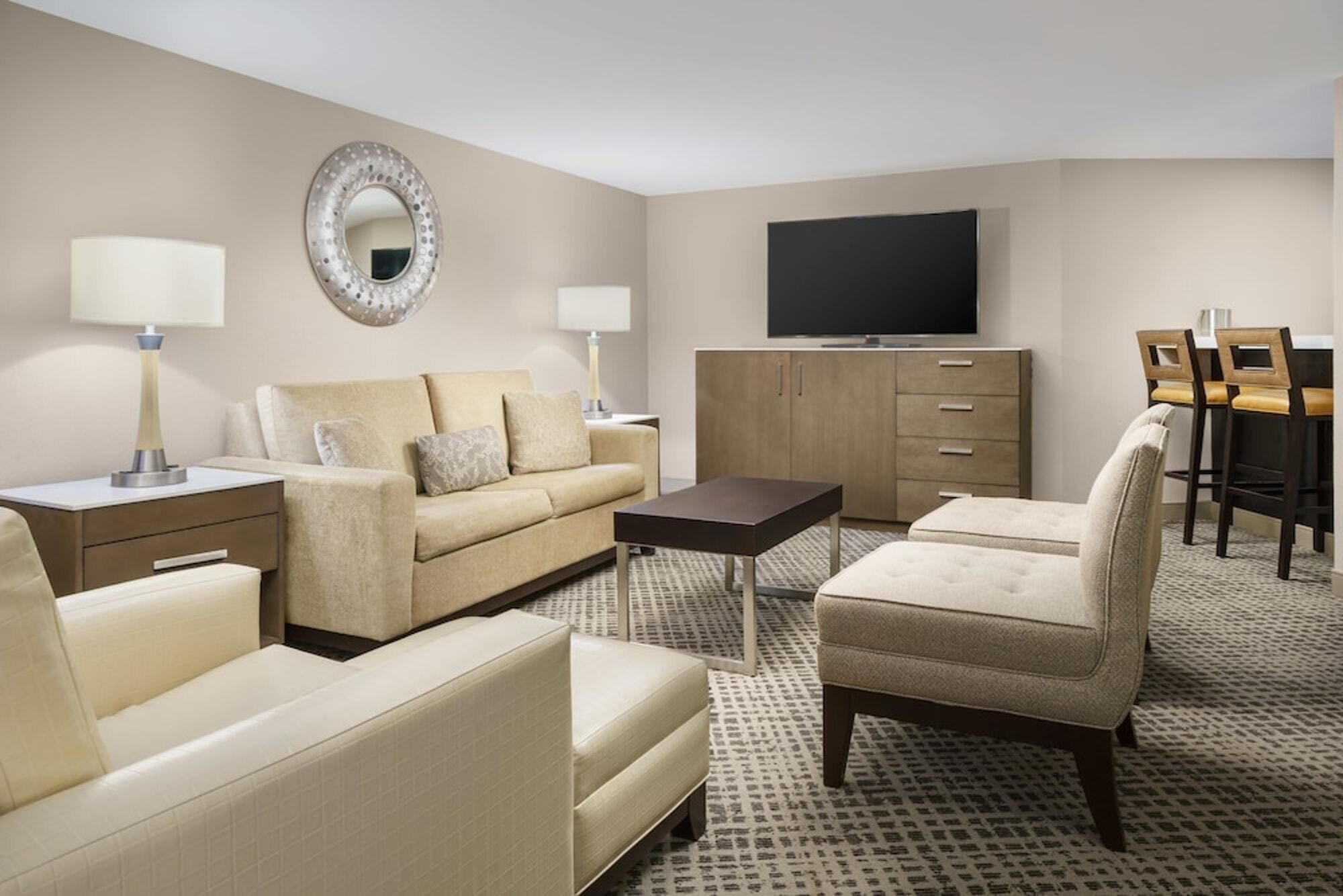 2 Connecting Suites at a 4⭐️ Hotel