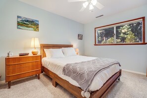 4 bedrooms, desk, iron/ironing board, travel cot - Forest-Surrounded Secluded Cabin w/ Large Deck | Fawn by AvantStay (Tahoma)