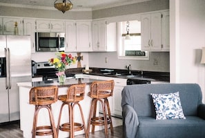 Frigorifero, microonde, forno, piano cottura