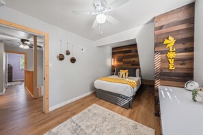 3 habitaciones, tabla de planchar con plancha y cuna de viaje 